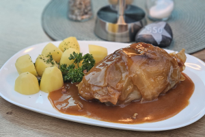 Ab morgen gibt es bei Ruser's Hotel wieder Kohlrouladen